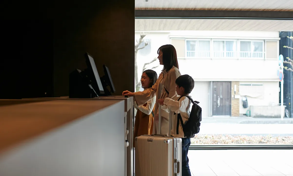 チェックインを行うお客さま